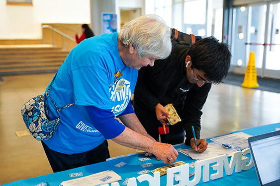 President of the San Joaquin Valley UC Alumni Network, Carolyn Vara with a student